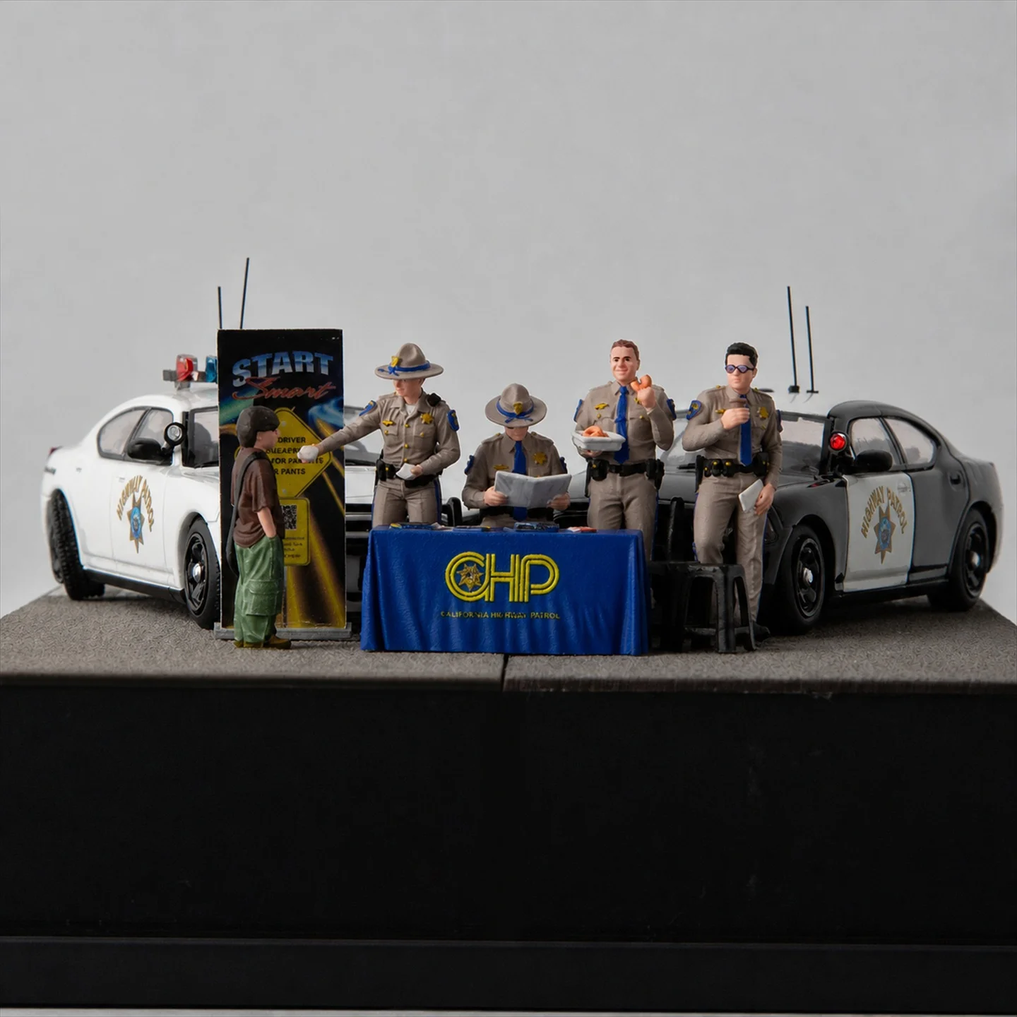1/64 Scale Resin Highway Patrol Officer Figures Driver Safety Booth Miniature Scene Props Hand Painted Diecast Car Display AFA view 4