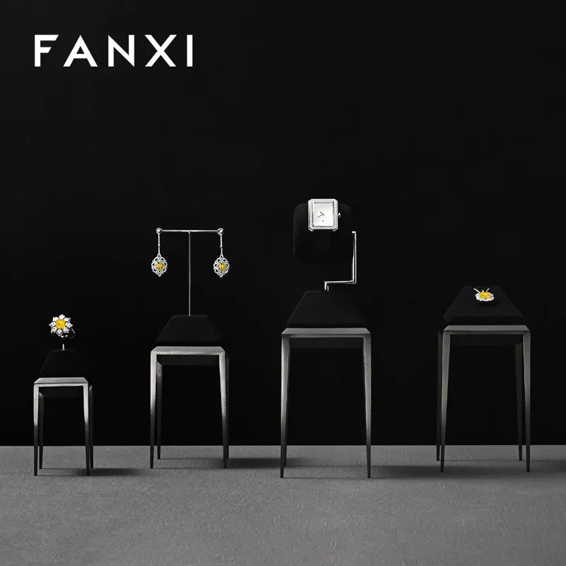 Freely Combinable Jewellery Display Set with Gold Lattice Metal Backdrop for Store Window