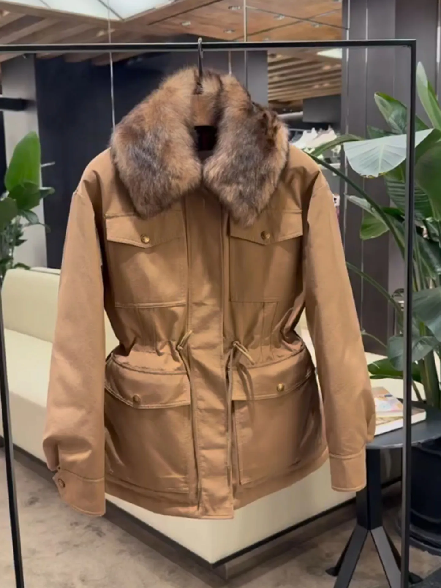 

Женская рабочая одежда, джемпер с меховым воротником, лыжный костюм, верхняя одежда средней длины с высокой талией, зимняя мода 2025 г.