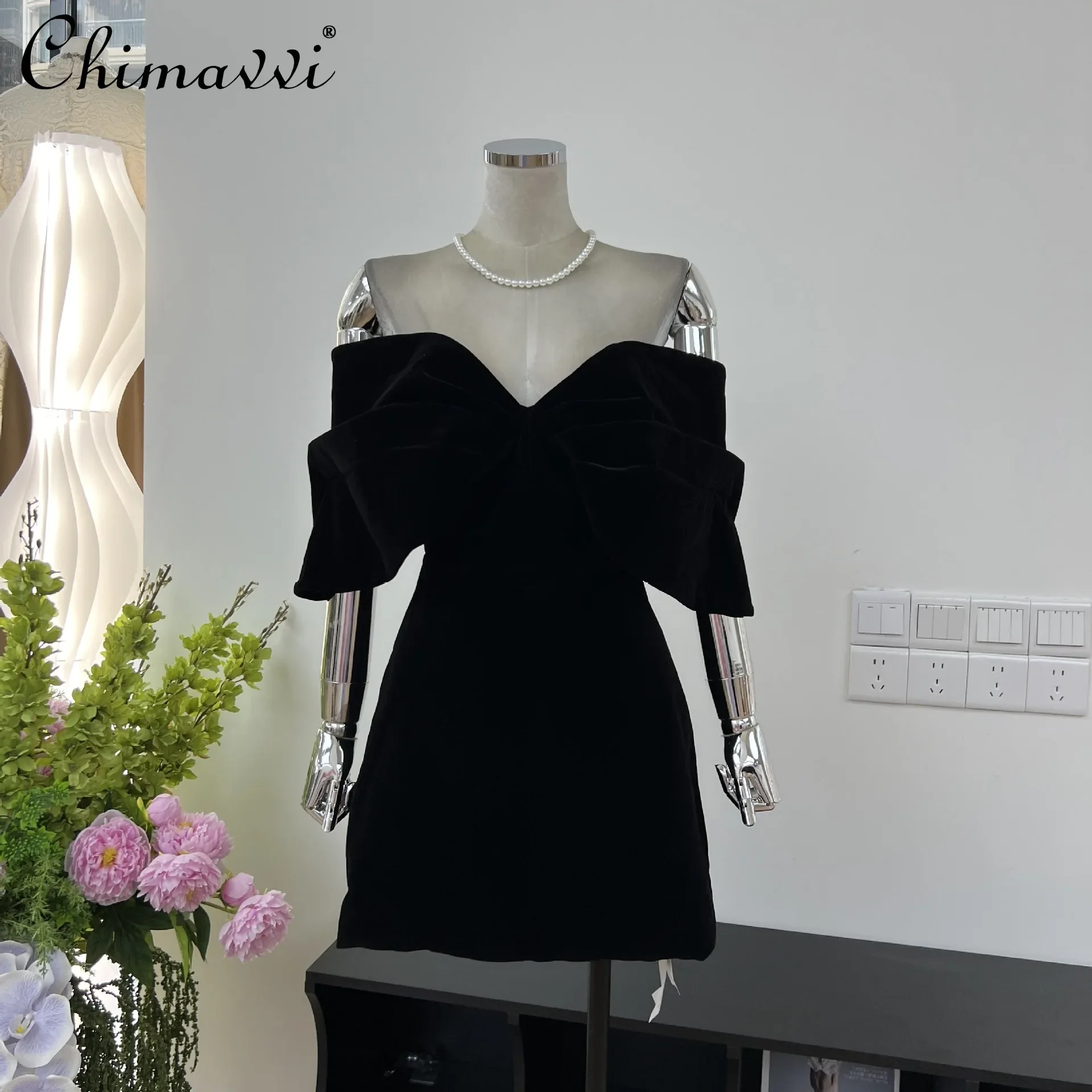 

French Elegant Socialite V-Neck Sleeveless Off-Shoulder Backless High Waist A-line Velvet Black Evening Short Dress Women 2025