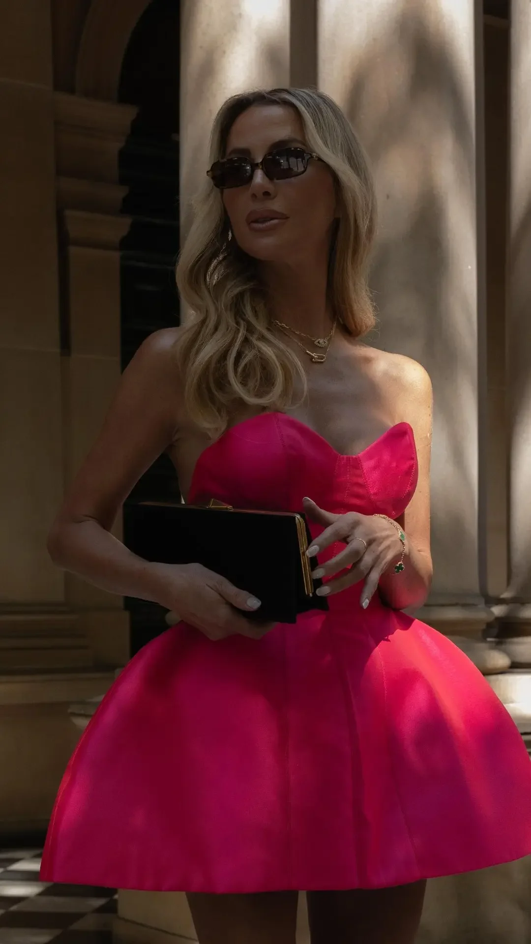 فساتين نسائية قصيرة بسيطة عصرية من الساتان الأخضر على شكل حرف A مع زخرفة خطية مشرقة فستان أعياد الميلاد للفتيات