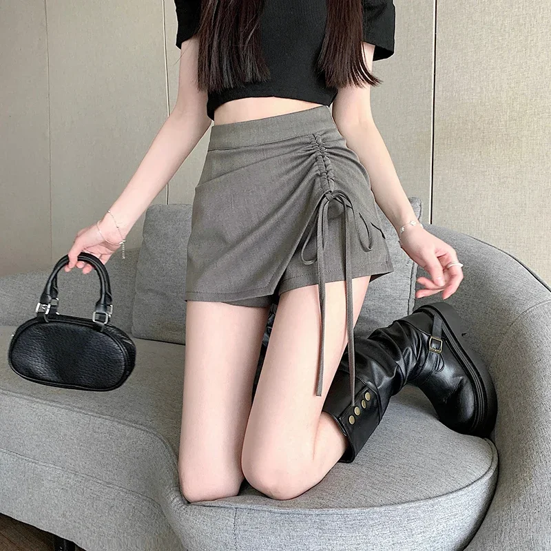 Primavera e verão drapeado cordão menina picante com figura ultracurta, shorts de cintura alta, saia de calças, saia evasê