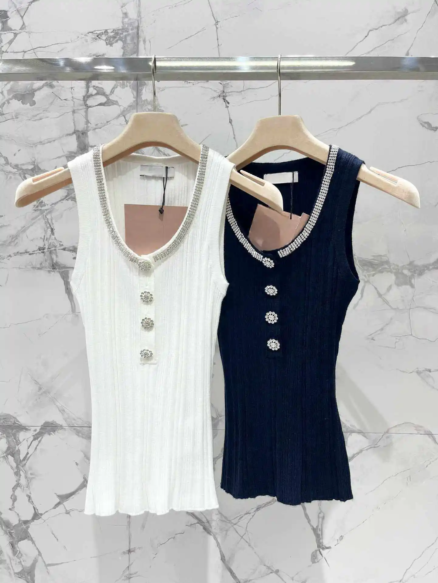 

2024 new diamond studded single breasted slim knit sleeveless vest