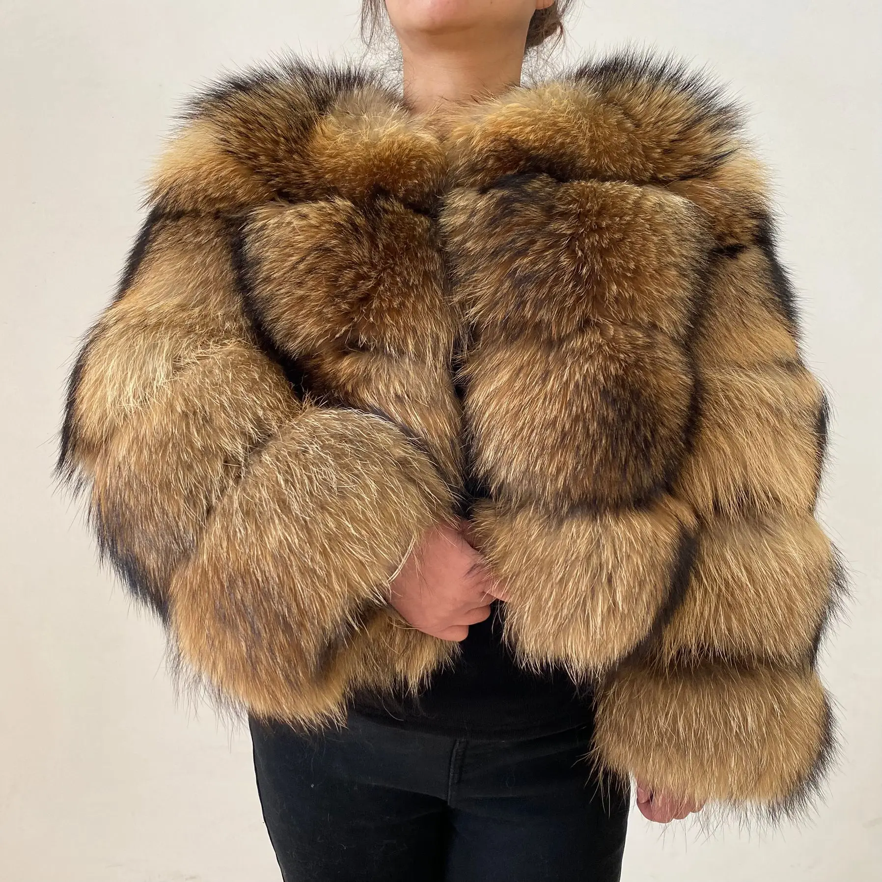 

Женская шуба из натурального меха - шуба из натурального меха енота. Теплая, модная, роскошная зимняя шуба. Изысканное торжественное пальто.