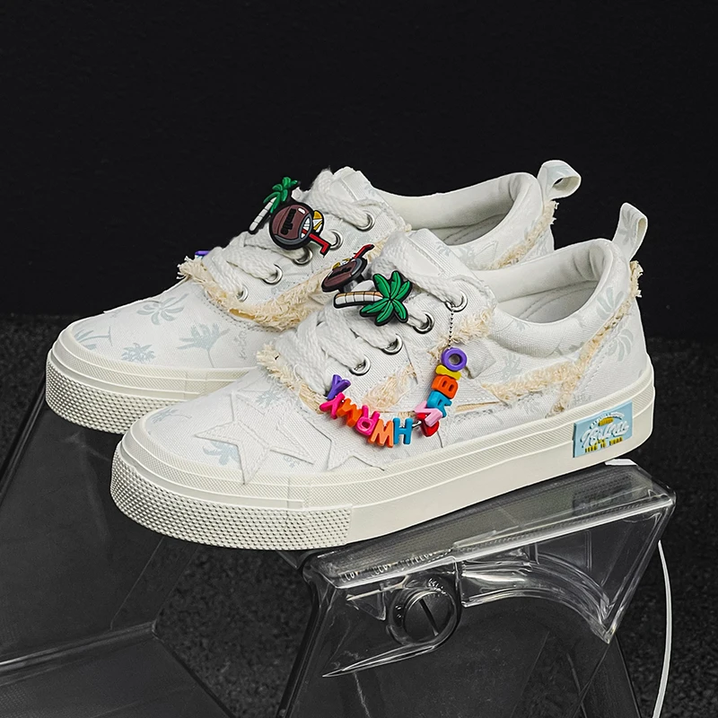 

Модные бестселлеры 2025 года включают повседневную обувь, белые кроссовки, кроссовки и спортивную обувь.