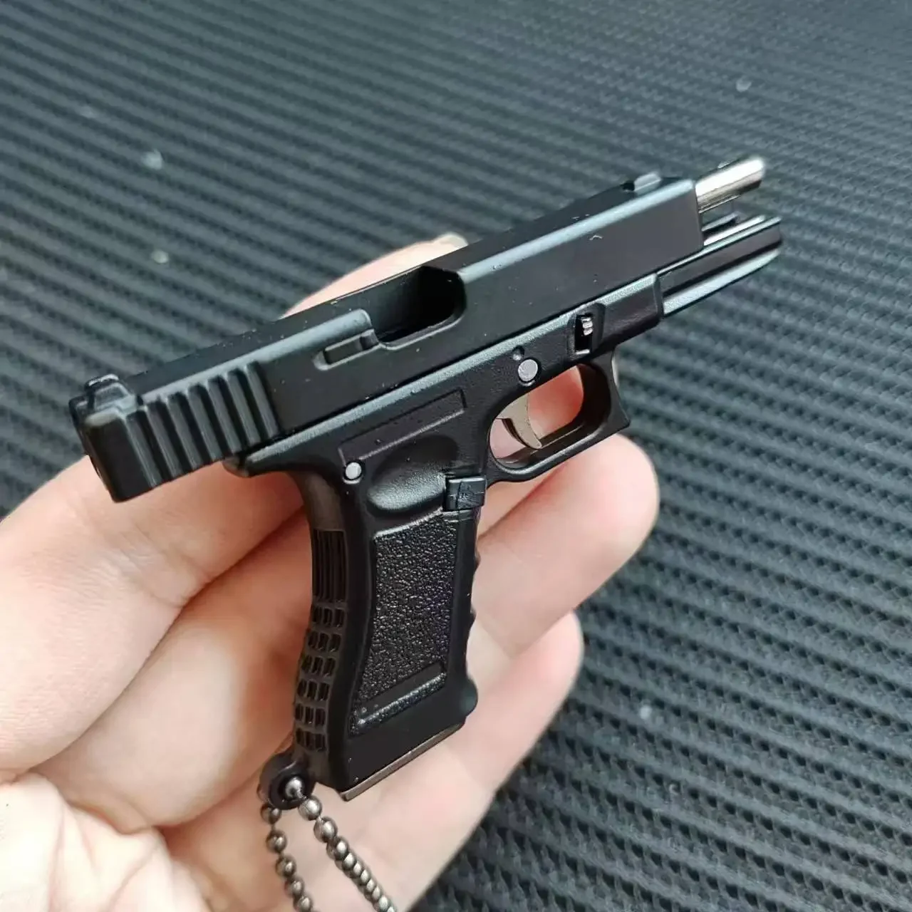 1:3 G17 Modello di Pistola In Miniatura Pistola Giocattolo In Metallo Staccabile FAI DA TE Semi-lega Portachiavi Ciondolo Ornamenti Giocattolo Per Bambini