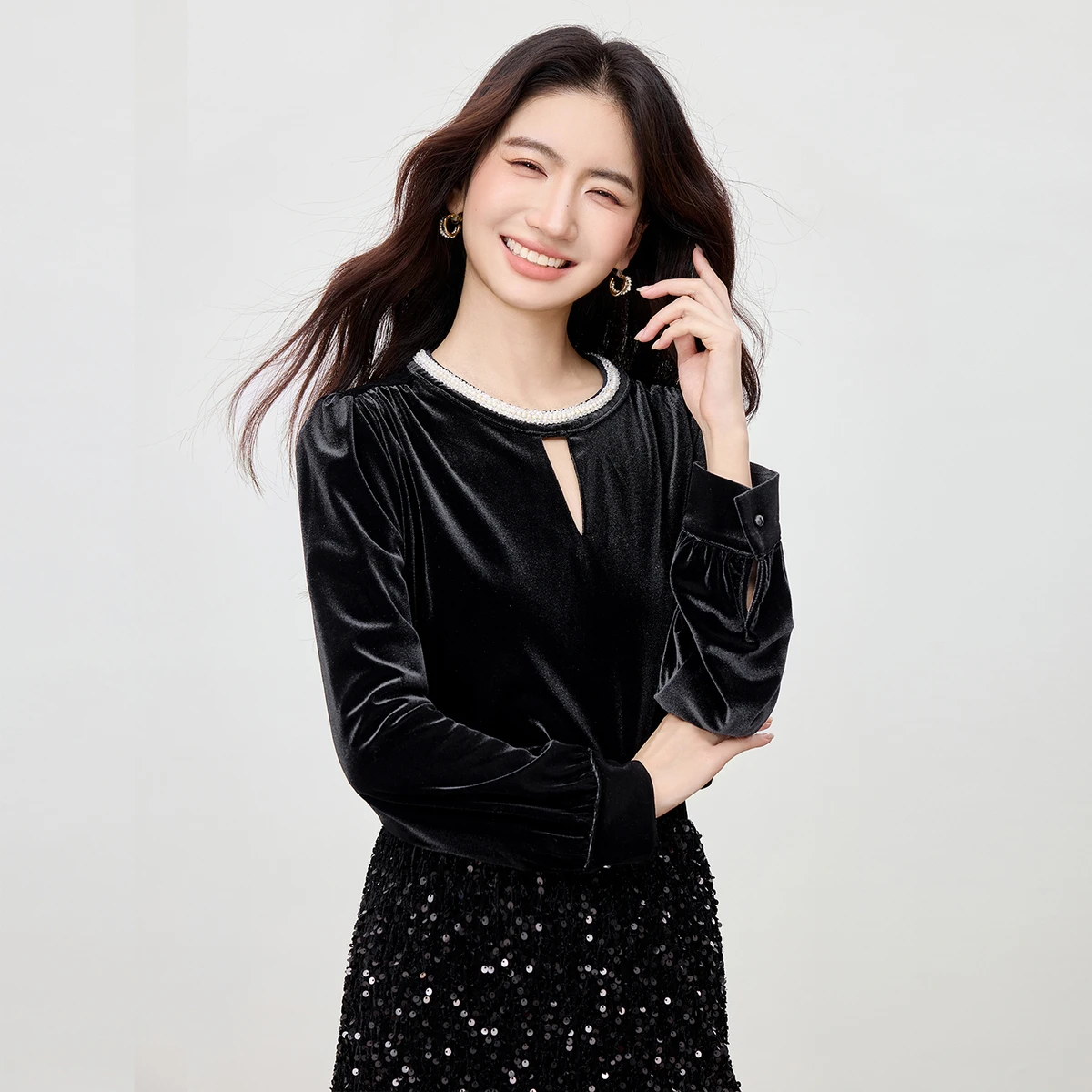 

SENTUBILA Women‘s Long Sleeve Blouse Autumn 2026 Pearl Lace O-neck Blouses Solid Velvet Ladies Tops Female Clothing 153SA2772
