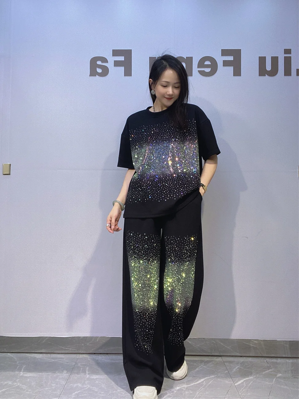 

Модный женский летний комплект из двух предметов: футболка с круглым вырезом и прямые брюки, украшенные стразами, повседневный стиль.