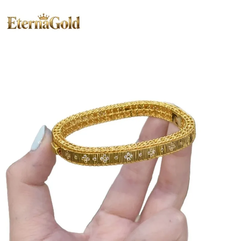 

Роскошный браслет EternaGold из чистого золота 24K 9999 пробы с матовой отделкой и бриллиантовой застежкой, а также квадратные серьги-гвоздики для женщин.