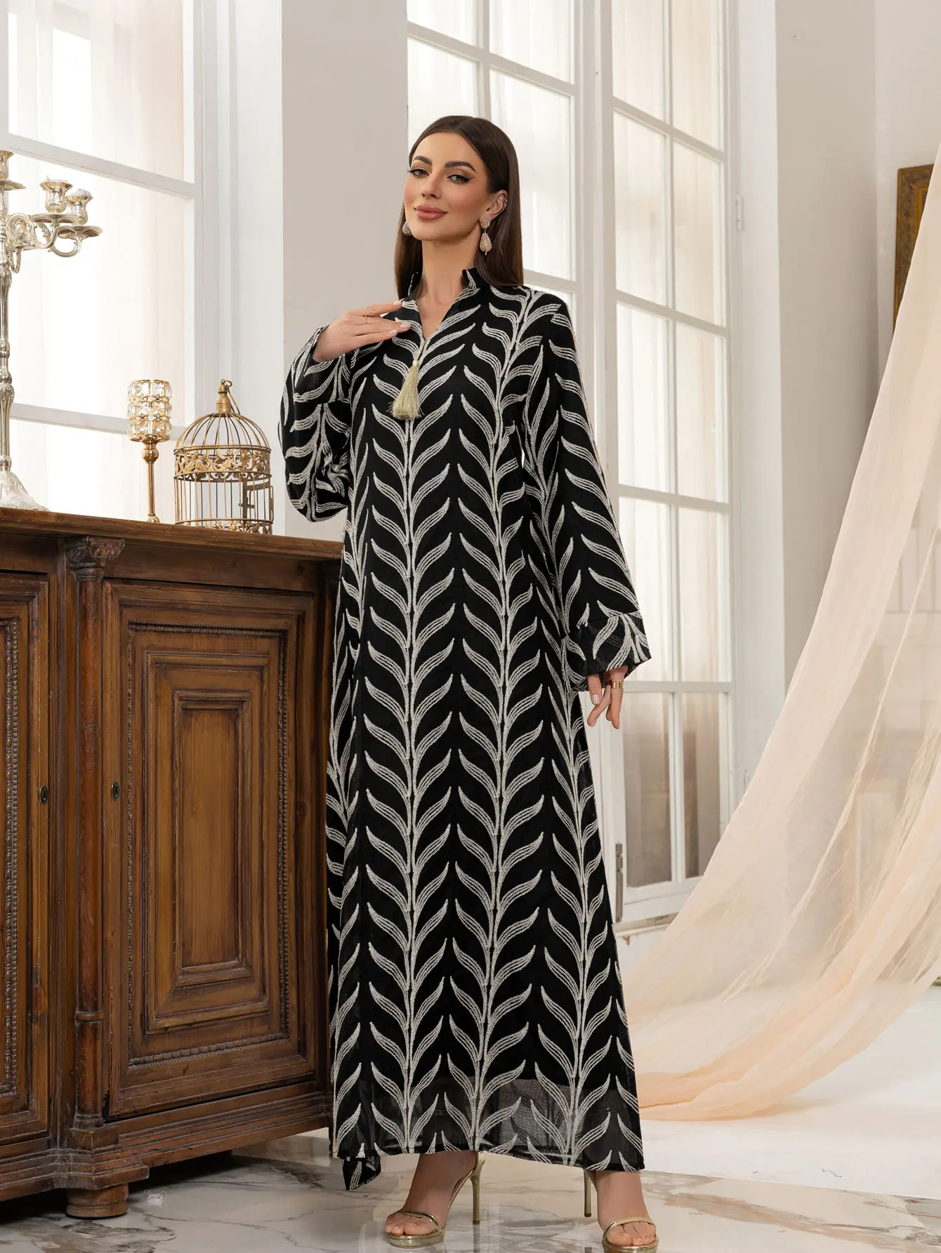 Elegante Abaya nero musulmano decorato con motivi a foglie bianche, nappa chic per l'uso quotidiano e le occasioni festive all'interno islamico