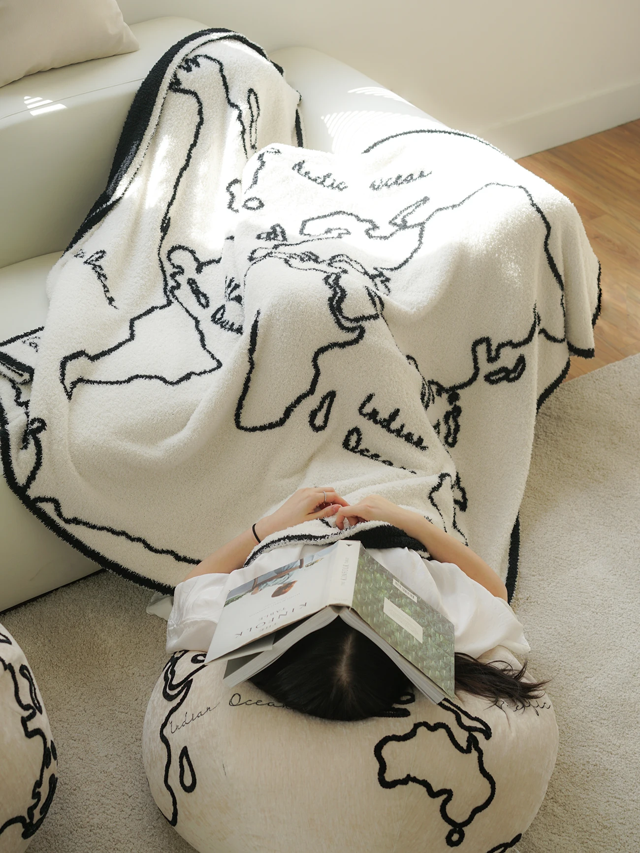 Map black and white double-sided half edge velvet blanket Rabbit nap Knitted sofa towel blanket