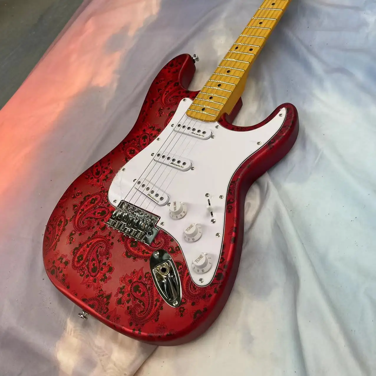 The versatile insect hand drawn 6-string electric guitar is a split electric guitar with a red body, high gloss, maple fingerboa