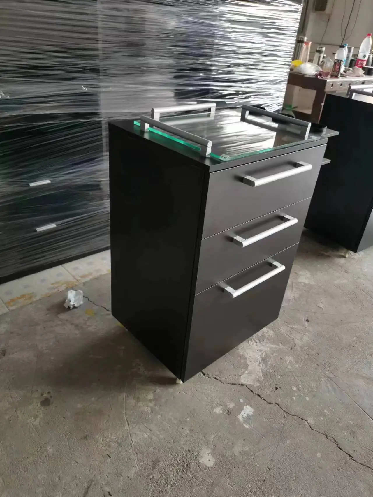 2023 Latest High Quality Heavy Duty Black Barber Cabinet Salon Trolley Storage Cabinet 10 Years Warranty