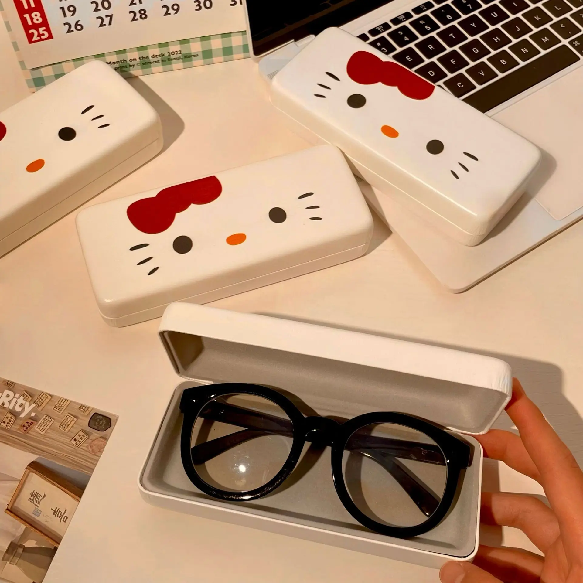 

Hello Kitty Portable Eyeglass Case Pressure-Resistant Shockproof Cartoon Couple's Eyeglass Storage Case Gift for Men and Women