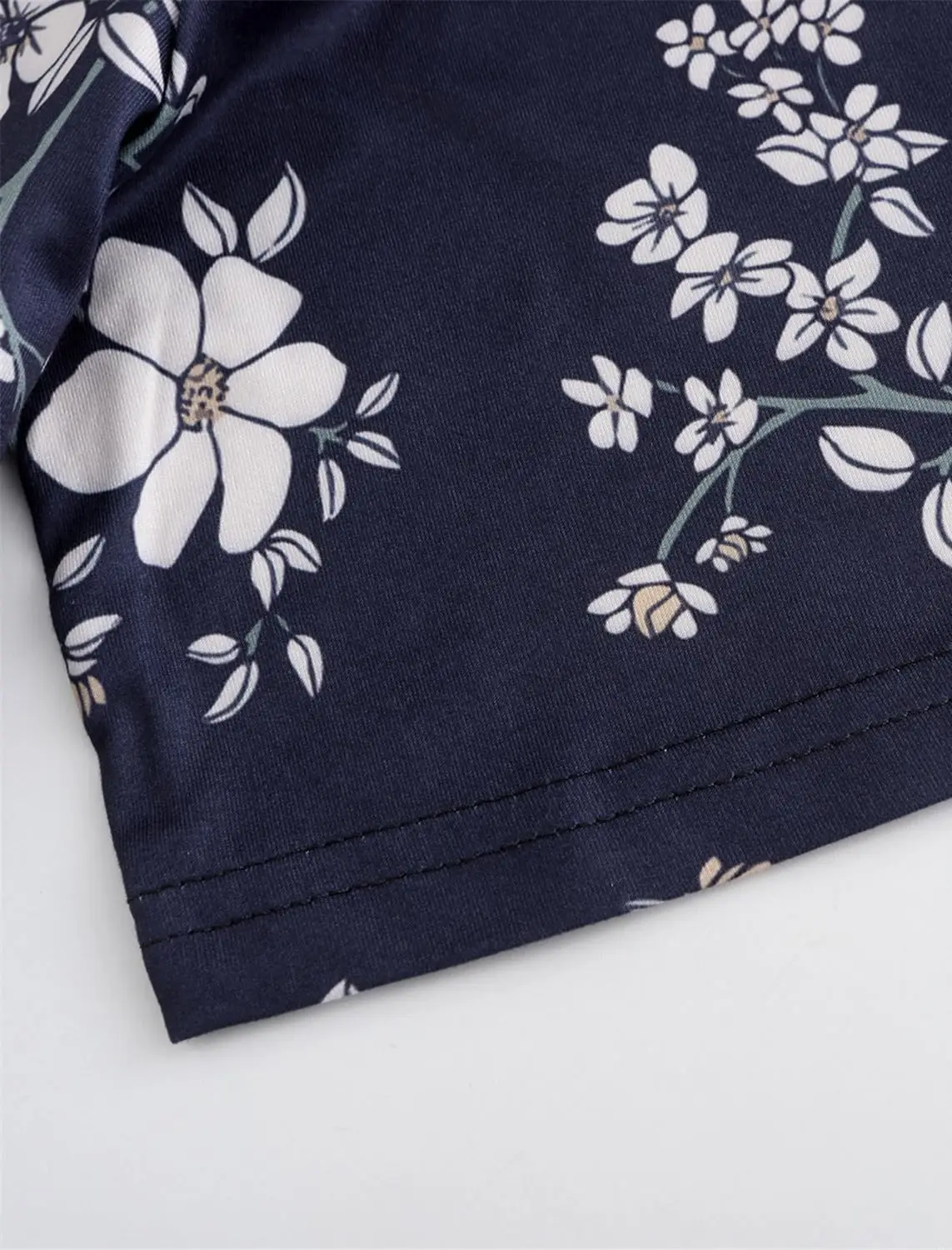 QCIV Ensembles de pyjama pour femme avec col en V, haut à manches courtes et pantalon capri avec poches, ensemble de vêtements de nuit deux pièces