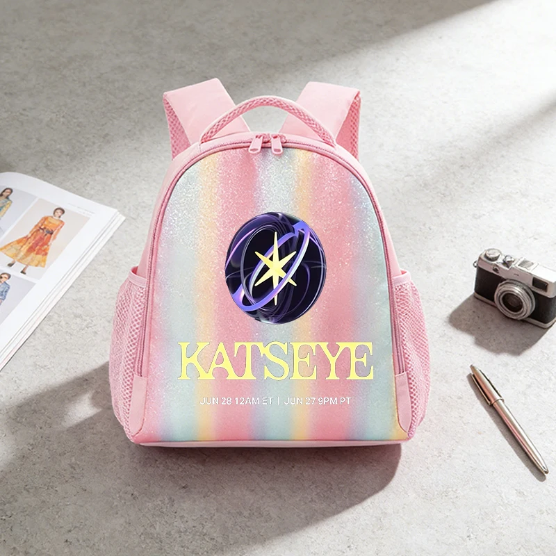 حقيبة ظهر Katseye للسيدات حقيبة مدرسية صغيرة لطيفة على شكل قوس قزح حقيبة ظهر لمحبي الفتيات حقائب مدرسية عصرية للسيدات حقيبة سفر هدية عيد ميلاد