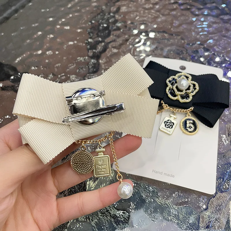 Koreanische Mode Stoff Kunst Fliege Perle Kamelie Blume Broschen für Frauen Anzug Pullover Abzeichen Hochzeit Party Corsage Brosche Pins – Detail 4