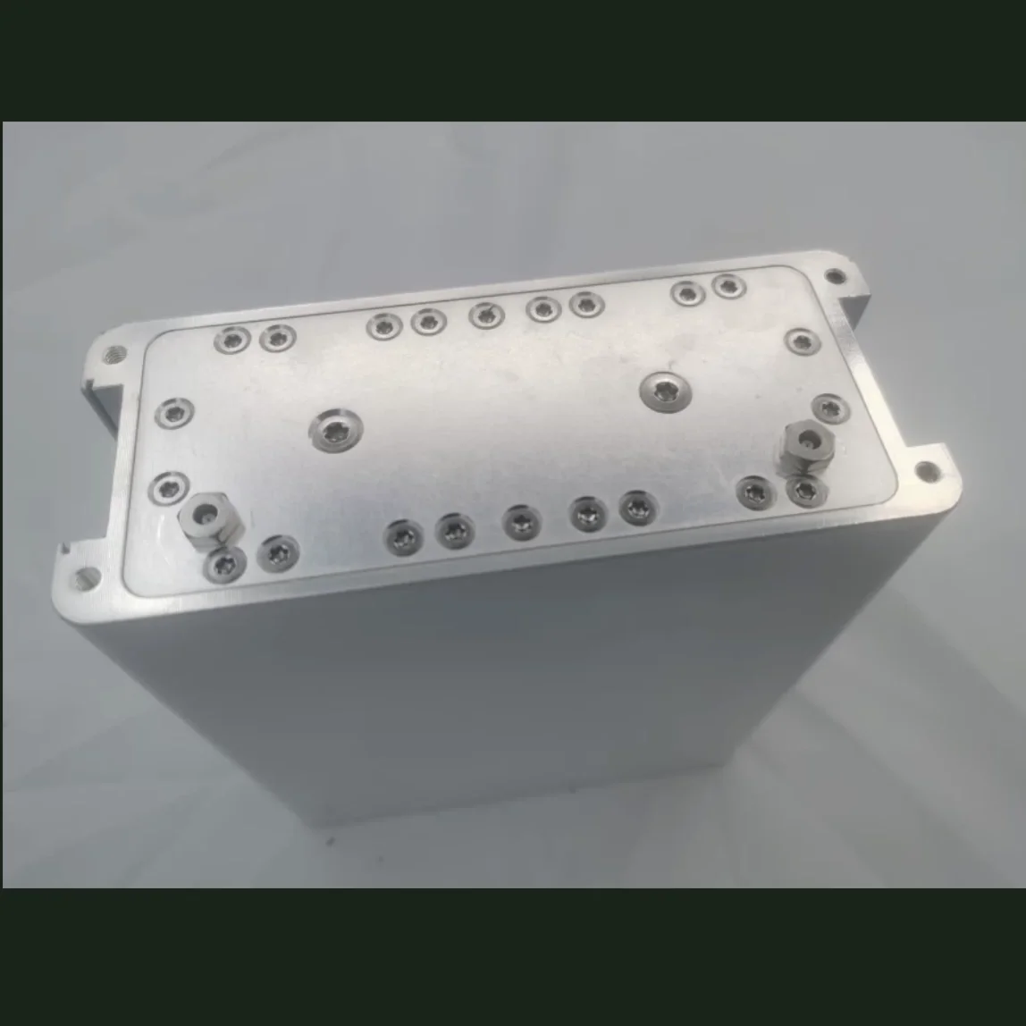 

VHF 130-180MHz and UHF390-480MHz two cavity narrowband filters The interface is MCX female 100W