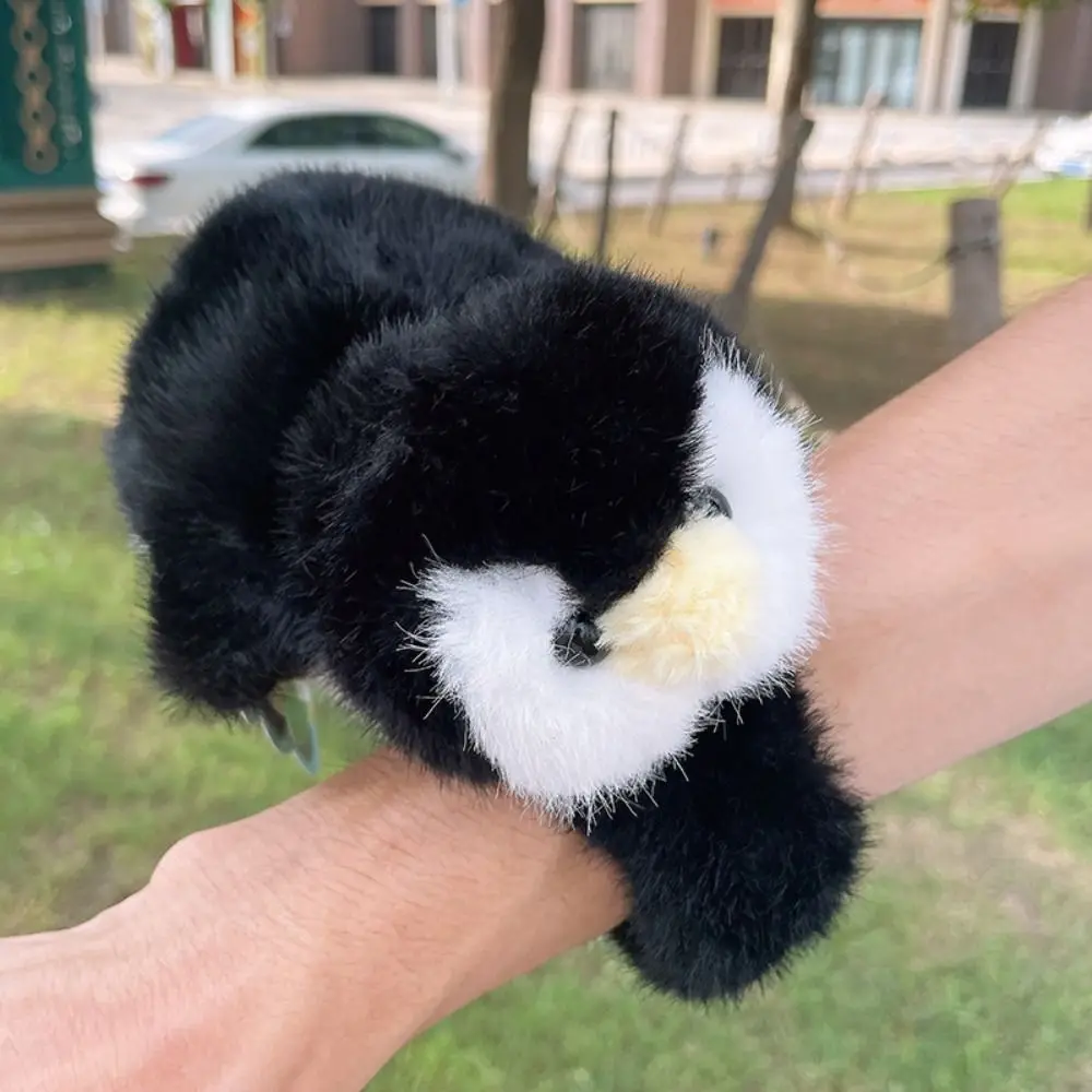 Ver a la serie de pulseras de bofetada de pingüino, muñeco de peluche de simulación de mapache, pulsera de bofetada, muñeca suave y bonita