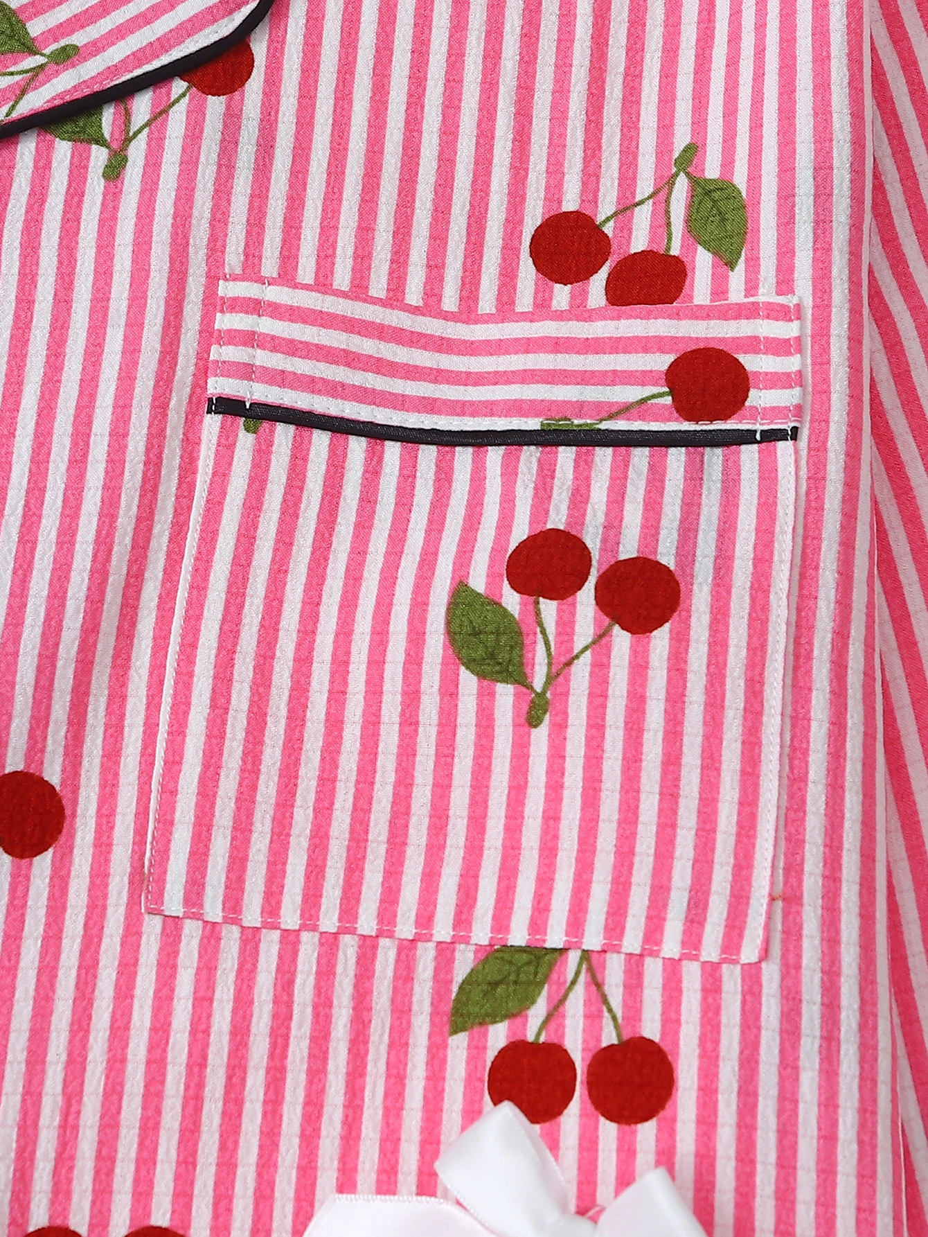 ツーピースの快適なピンクと白のストライプのチェリープリントのラペルボタンアップトップと蝶結びのロングパンツの女性用パジャマラウンジウェアセットは、家庭での使用に適しています。