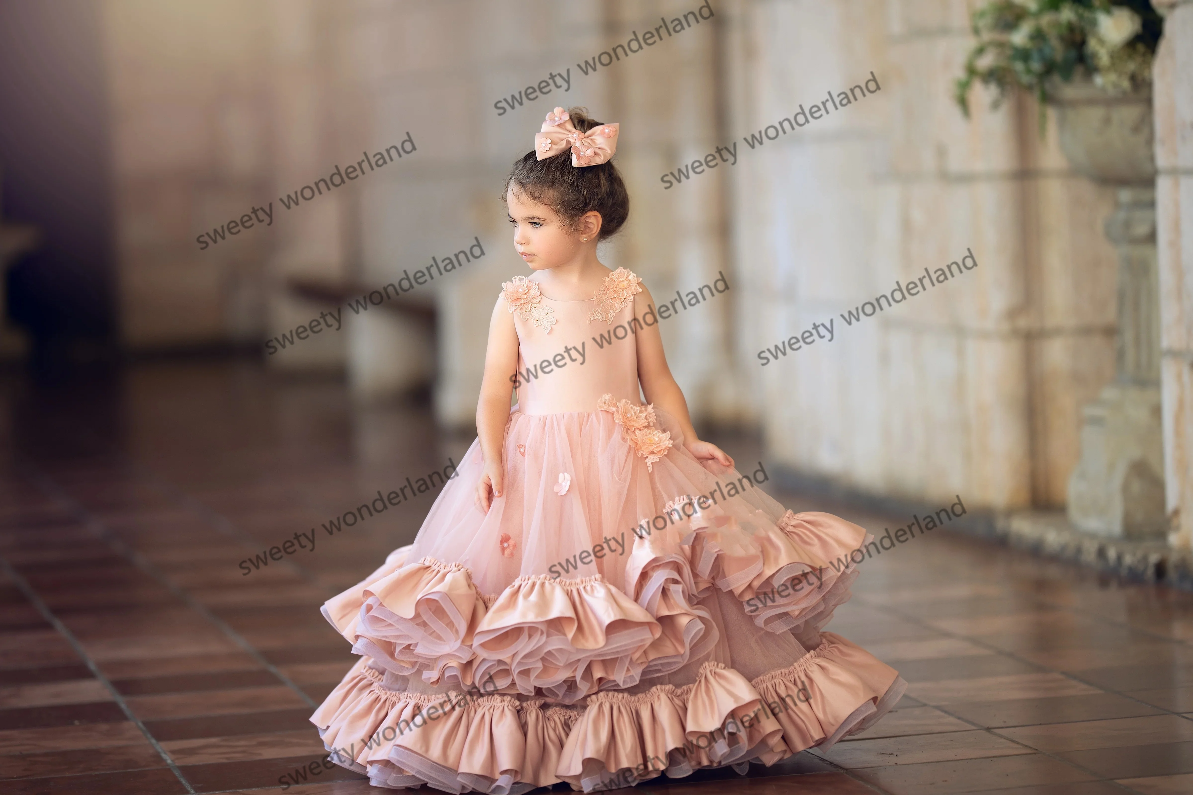 Tutu Blumen mädchen Kleider gekräuselten Rock kleine Kinder Geburtstags feier Kleid ärmellose Spitze Applikation abgestuften Festzug vestido de novia