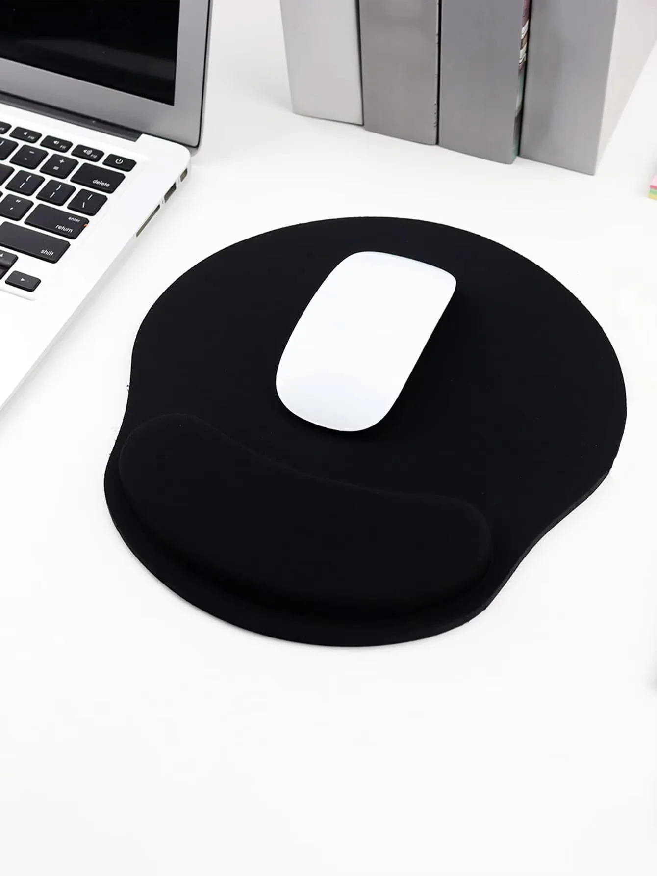 Mouse pad with wrist rest, non-slip base, ergonomic design, suitable for typists, office workers, gamers, PCs and laptops.