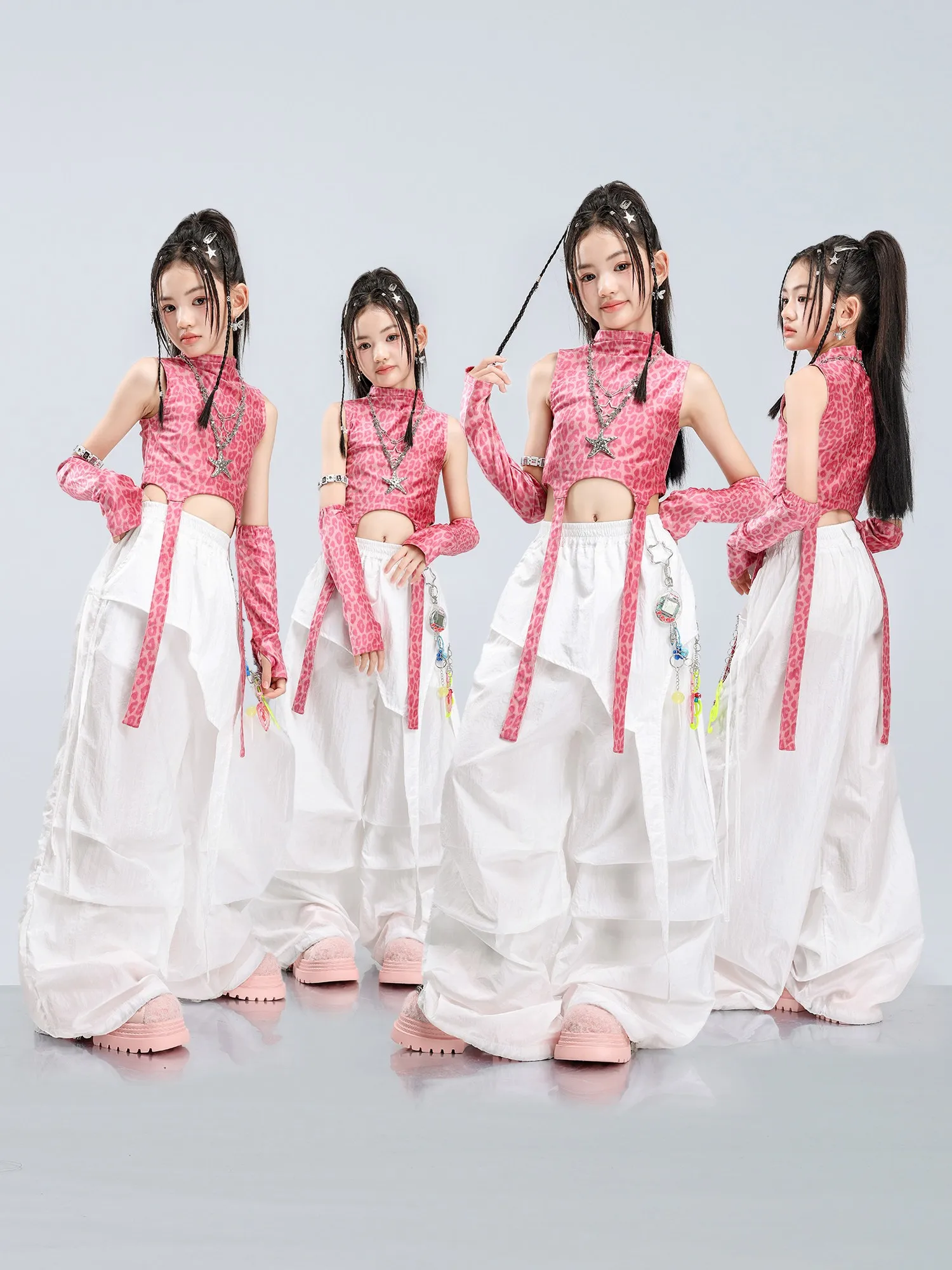 tenues-kpop-pour-filles-hauts-leopard-roses-pantalons-cargo-blancs-costume-de-danse-hip-hop-costume-de-spectacle-de-groupe-mode-bl19714