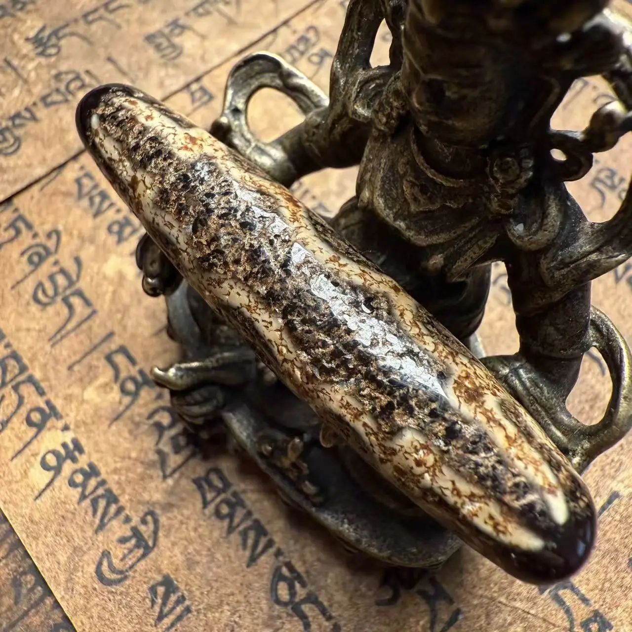 ancient beads West Asia  old gas-coated pulp pure hand-carved vajra  pattern dzi pendant 57.3x12.6mm