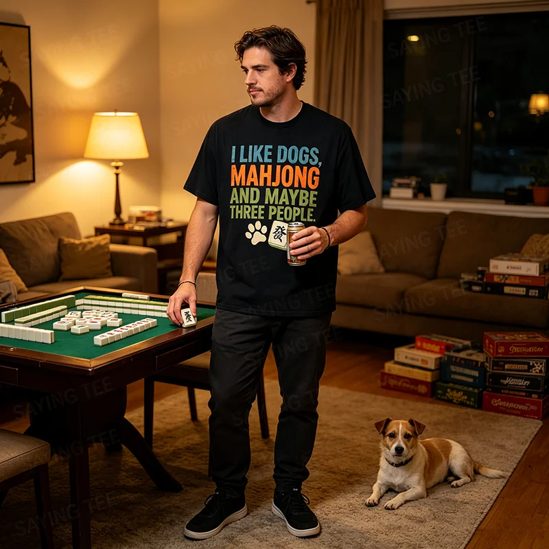 Ich mag Hunde, Mahjong und vielleicht drei Leute – Vintage Mah-Jong T-Shirt im Y2K-Stil mit Hundespiel-Mahjong-Grafik und Spruch – Geschenk – Detail 4