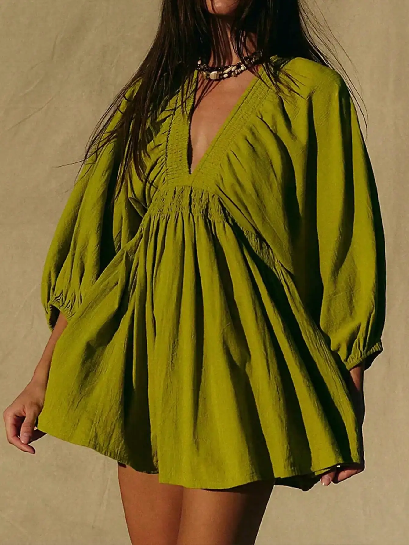 

Оливково-зеленое мини-платье с глубоким V-образным вырезом и пышными рукавами в стиле бохо для летнего повседневного образа
