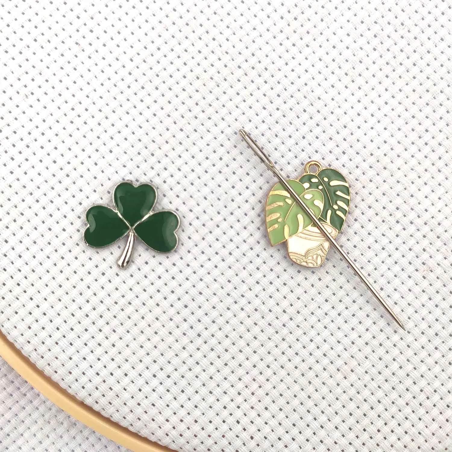 Needle Minder Magnetic Needle Holder for Embroidery needlework, Green Plant Shamrock Needle Nanny Sewing Magnet for cross stitch