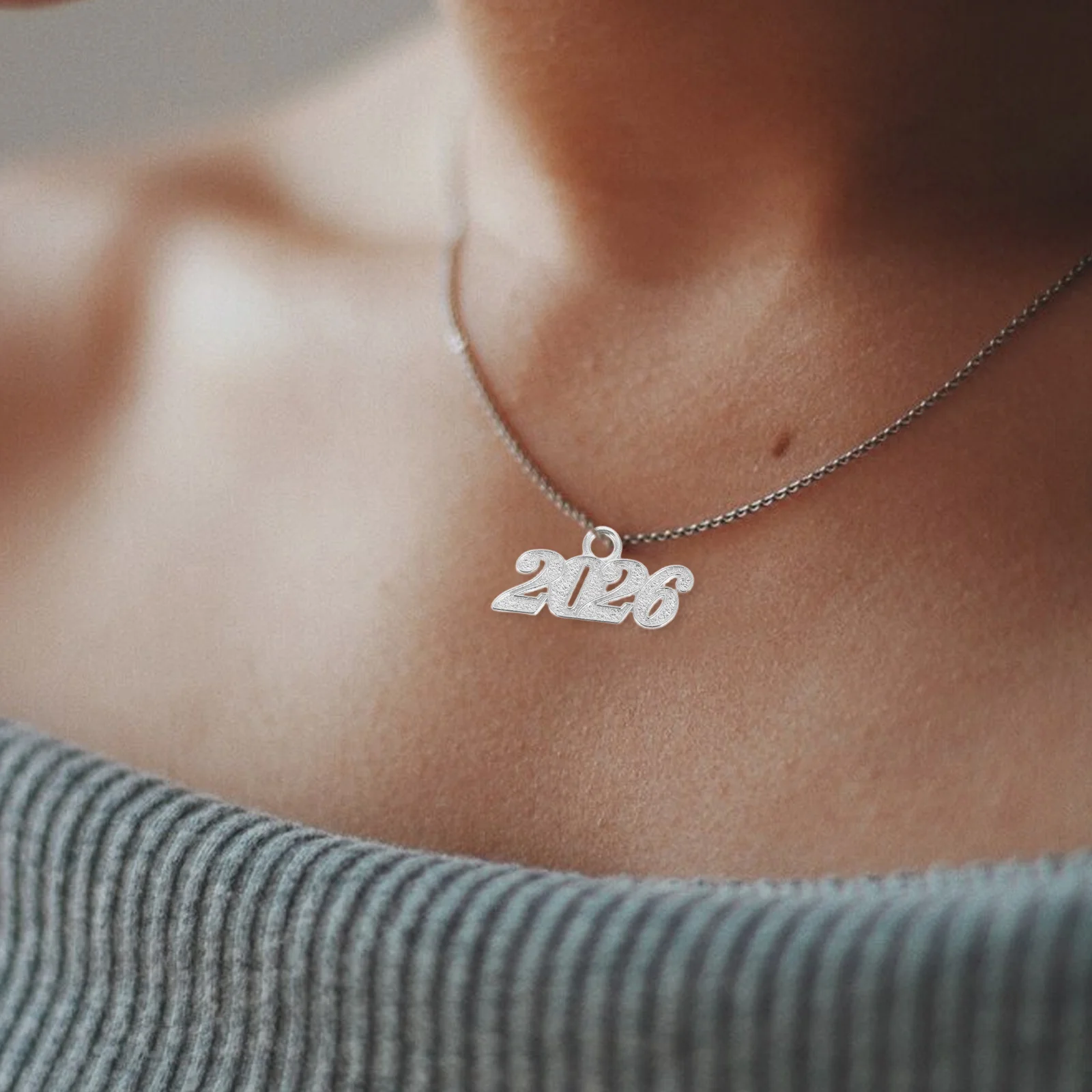 

100Pcs Graduation Year Charms 2026 Pendant Set for DIY Jewelry Crafts Bracelets Necklaces Keychains Memorial Keepsake Decor