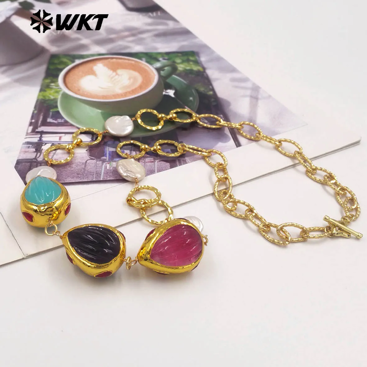 

WT-JN372 Красочное и яркое ожерелье, зеленый, розовый камень с 18-каратными позолоченными жемчужными бусинами, желтая латунная круглая цепочка для свитера ACC