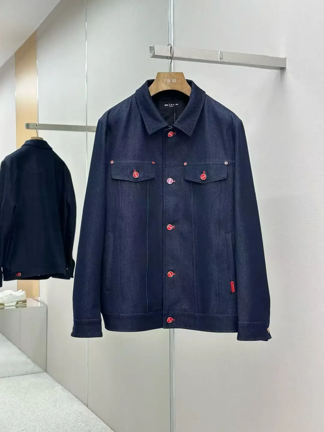 

Kiton весенняя новая мужская модная универсальная джинсовая куртка в стиле старых денег с эмалевой пряжкой и лацканами