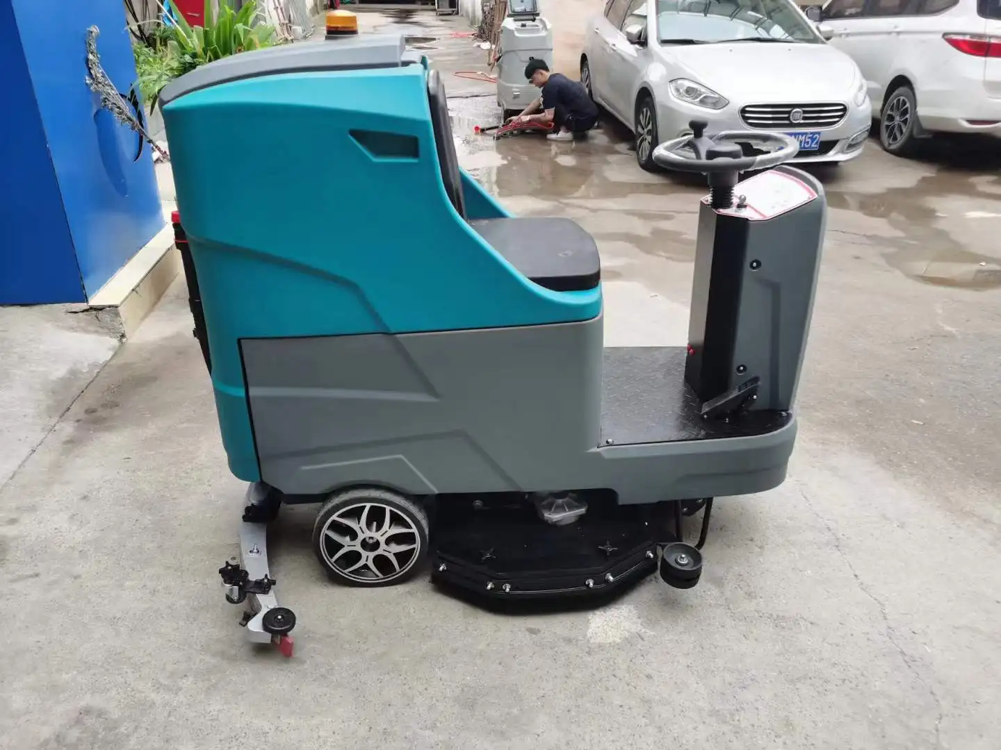 860 Dual Brush Driving Floor Scrubber