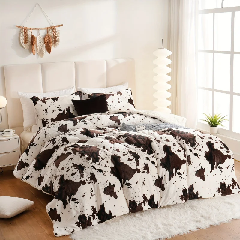 2/3 bedding set includes 1 piece of flannel, paired with a coffee cow print quilt, and comes with a pillowcase, thick and warm