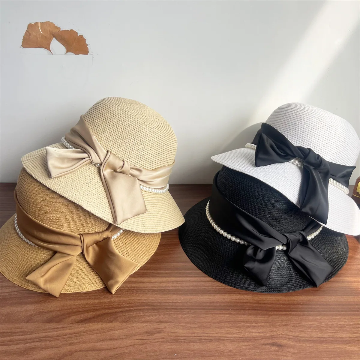 

Французская элегантная соломенная шляпа с жемчужным бантом 2026: Модная женская универсальная шляпа от солнца для весны и лета в стиле Хепберн, панама