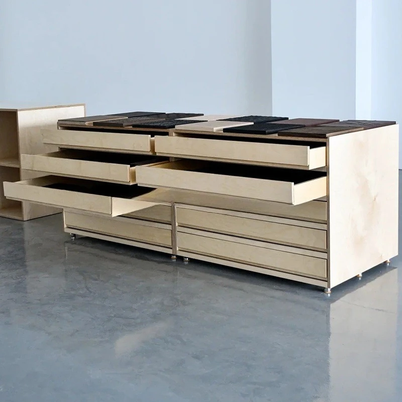 

Комод из березовой морской доски и встроенный многослойный шкаф-витрина от пола до потолка