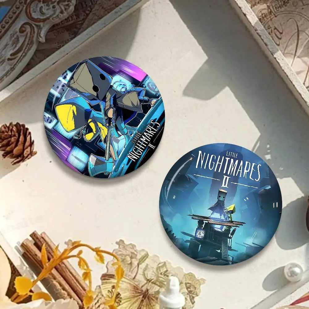 لعبة L-Little Nightmares 58 مللي متر بروش مصنوع يدويًا شارة كرتونية كوسبلاي على ظهره مجوهرات اكسسوارات هدايا