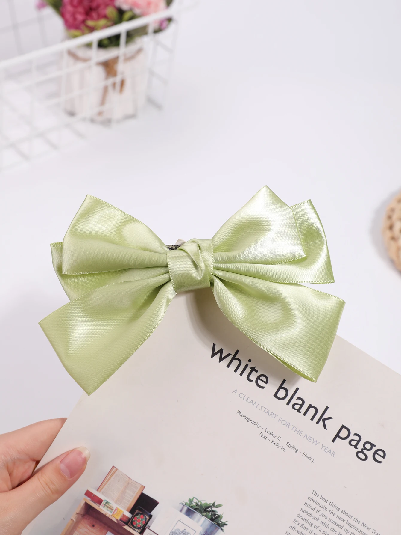 Sweet and versatile satin cream is a big bow hairpin, and the fairy temperament in the back of the head is half tied with a high