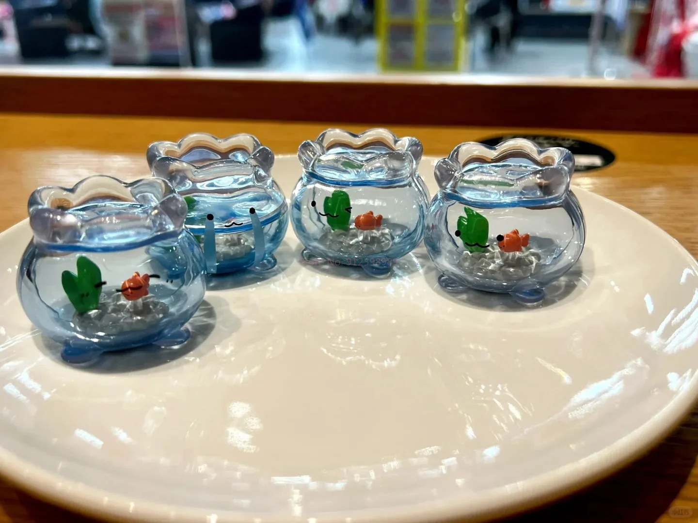 ในสต็อกมินิโปร่งใสถังปลา Jun Expression ออกแบบเครื่องประดับแคปซูลของเล่นตกแต่งน่ารัก