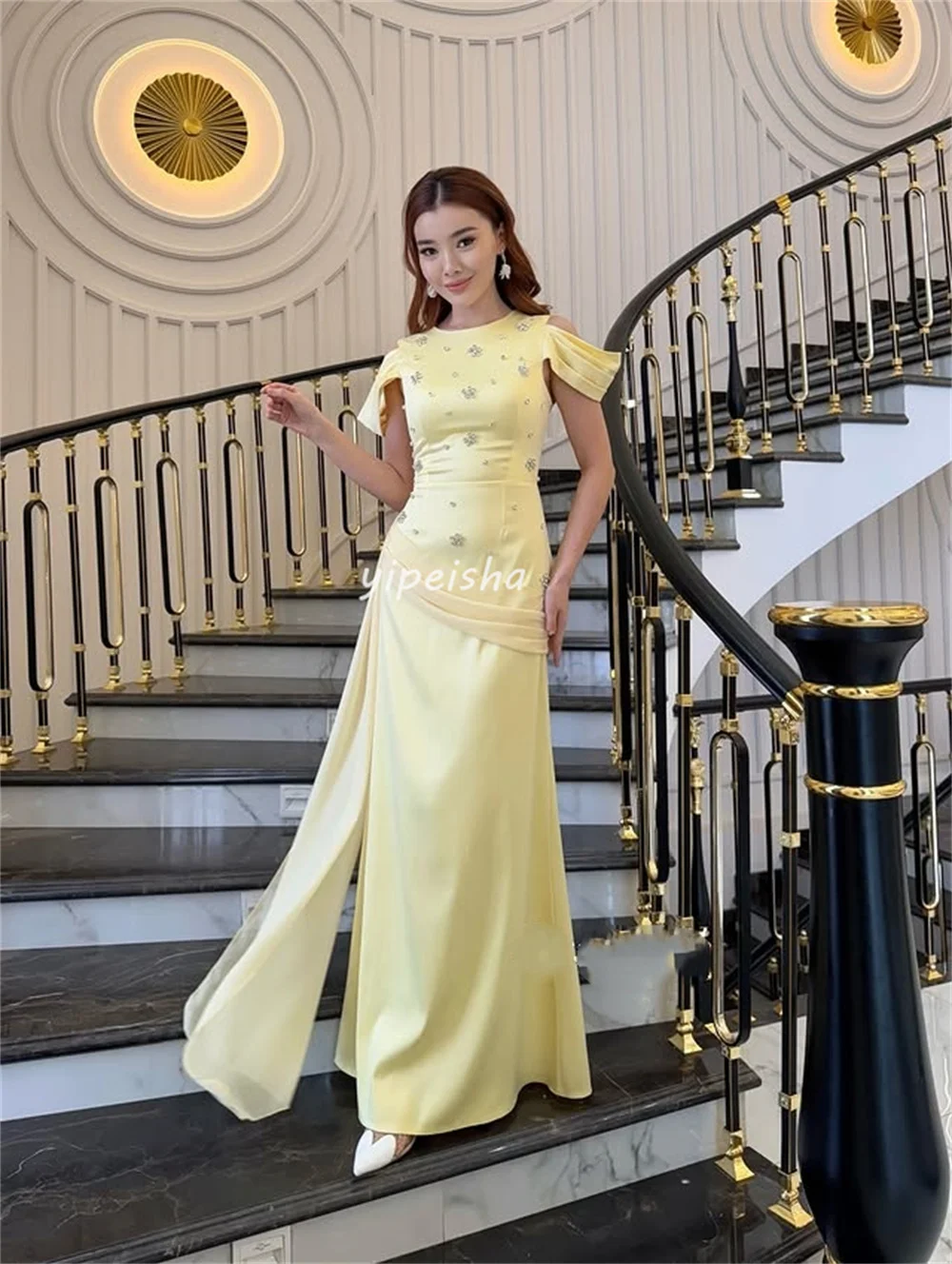 Abiti lunghi personalizzati in stile moderno, moda Charmeuse, strass, pieghe, scollo rotondo, abiti lunghi su misura, classici
