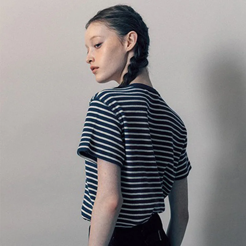 Gestreifte Kurzarm-2025, neue koreanische Version des modischen, lässigen, lockeren, farblich passenden, halboffen Kragen-T-Shirts für Damen