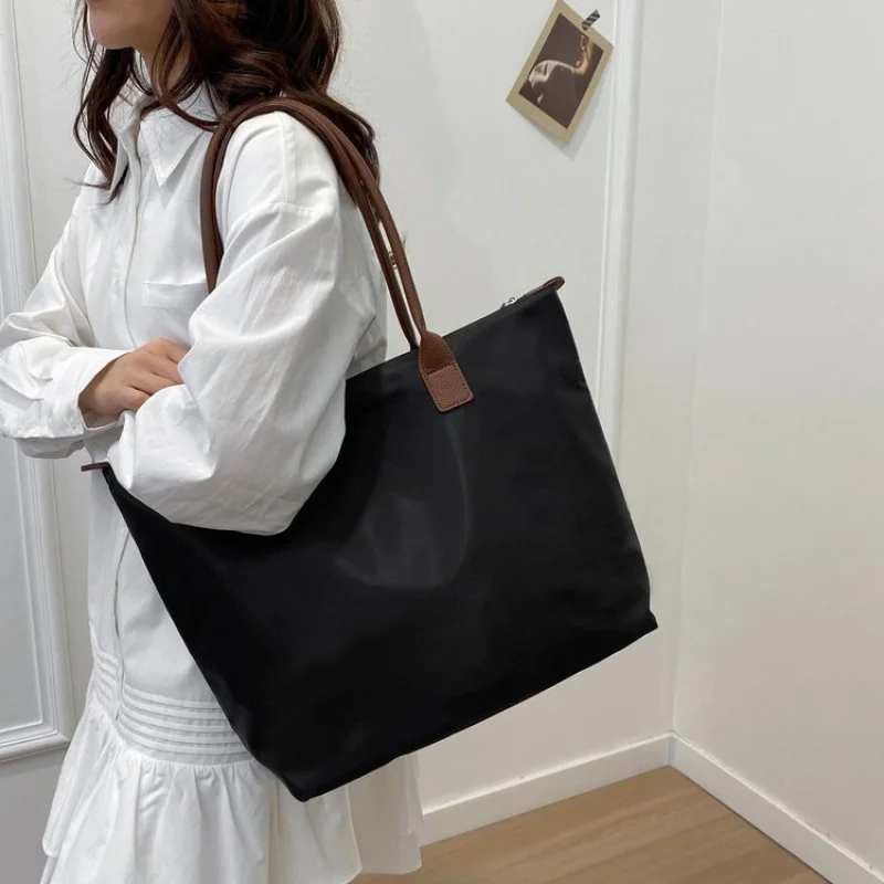 حقيبة ساعي البريد النسائية الأنيقة المصنوعة من الجلد المطبوع بالقمر أوروغواي كاجوال عتيقة ومظهر يومي ناعم وواسع #5