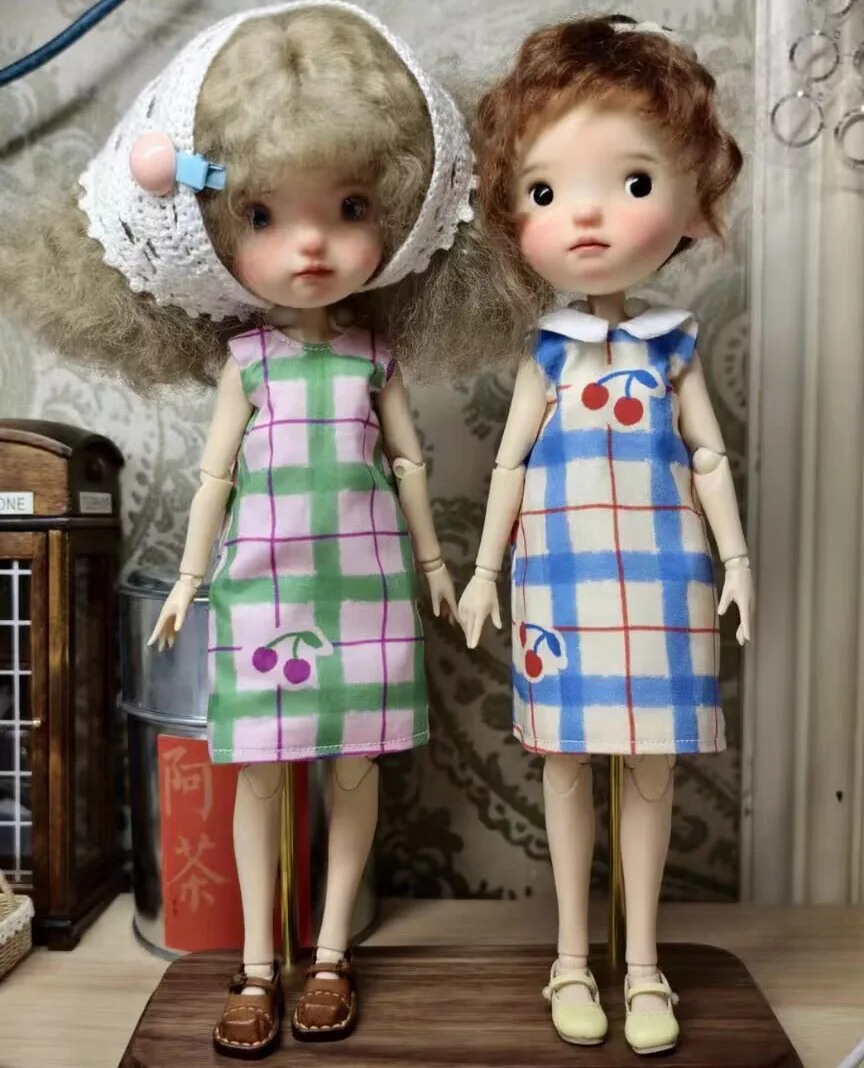 

1 шт., цельное платье в рутильном стиле 2025 Blythe/landoudou в клетку с вишневым узором (подходит для Lulu, oy24, Ob22,24,26,zone, Jenny)