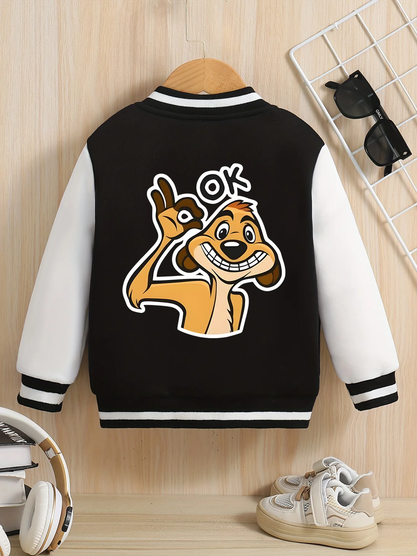 سترة بيسبول للأولاد الصغار من MINISO Disney The Lion King Timon "OK" - طباعة تيمون على الوجهين، مقاس مريح #4