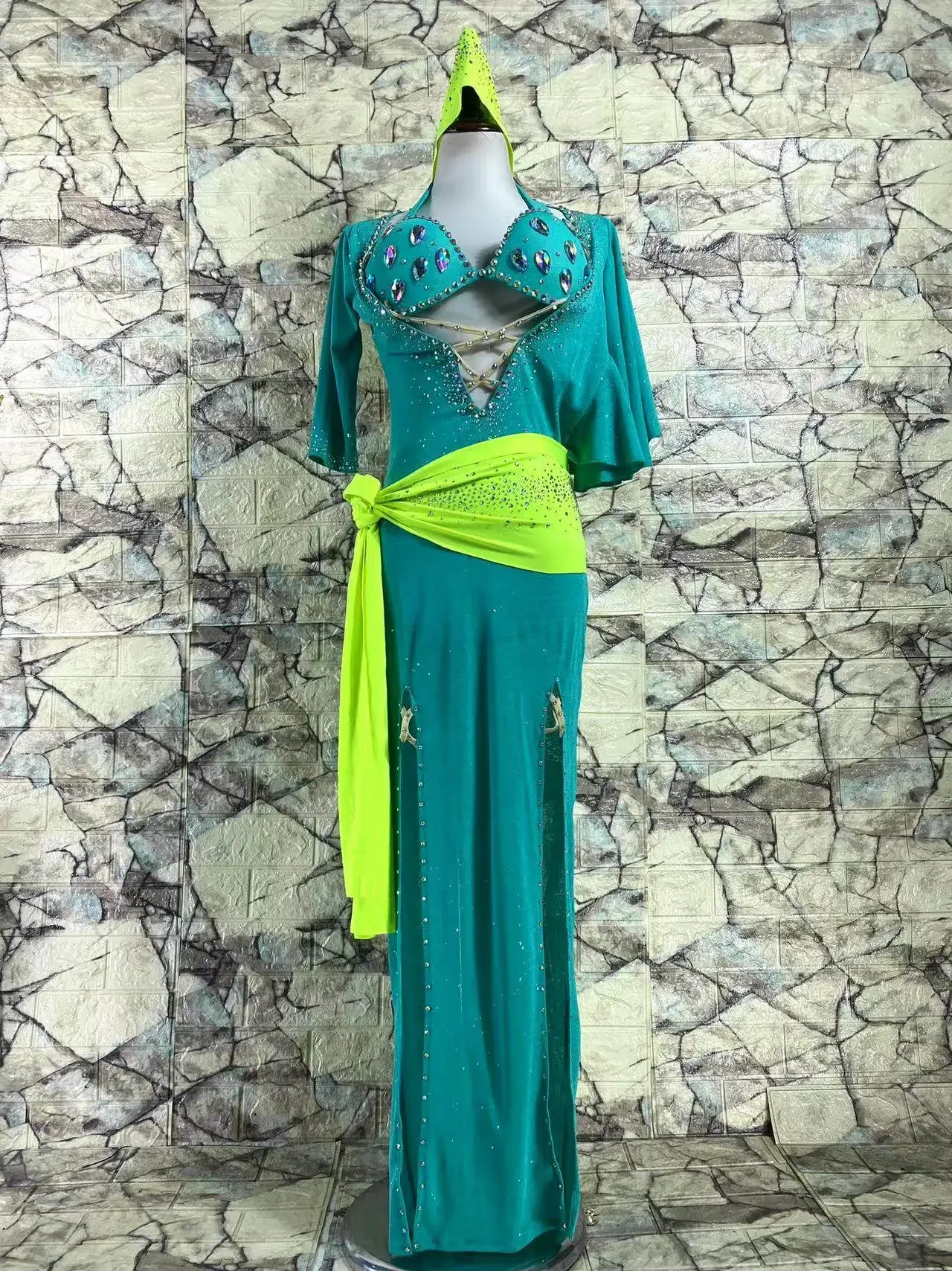 Bauchtanzkostüm für Damen, orientalisches Tanzoutfit, glänzendes Diamantkleid, traditionelle Bühnenkleidung, professionelles Wettkampfkleid. – Detail 4