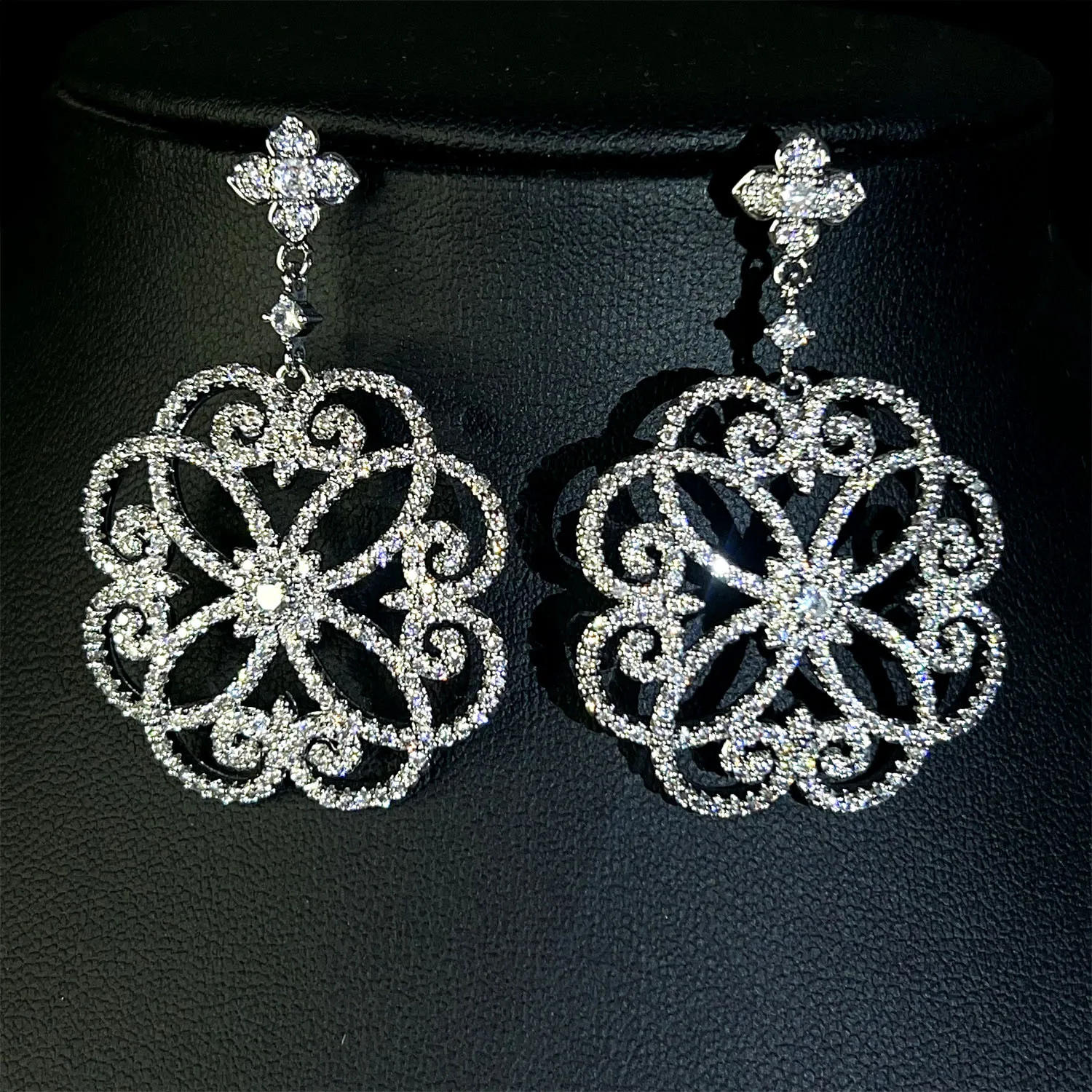 

Gentle Elegant White Flower Earrings Beautiful Saudi Women Light Luxury Jewelry Wedding Holiday Bridal Daily Gift E398
