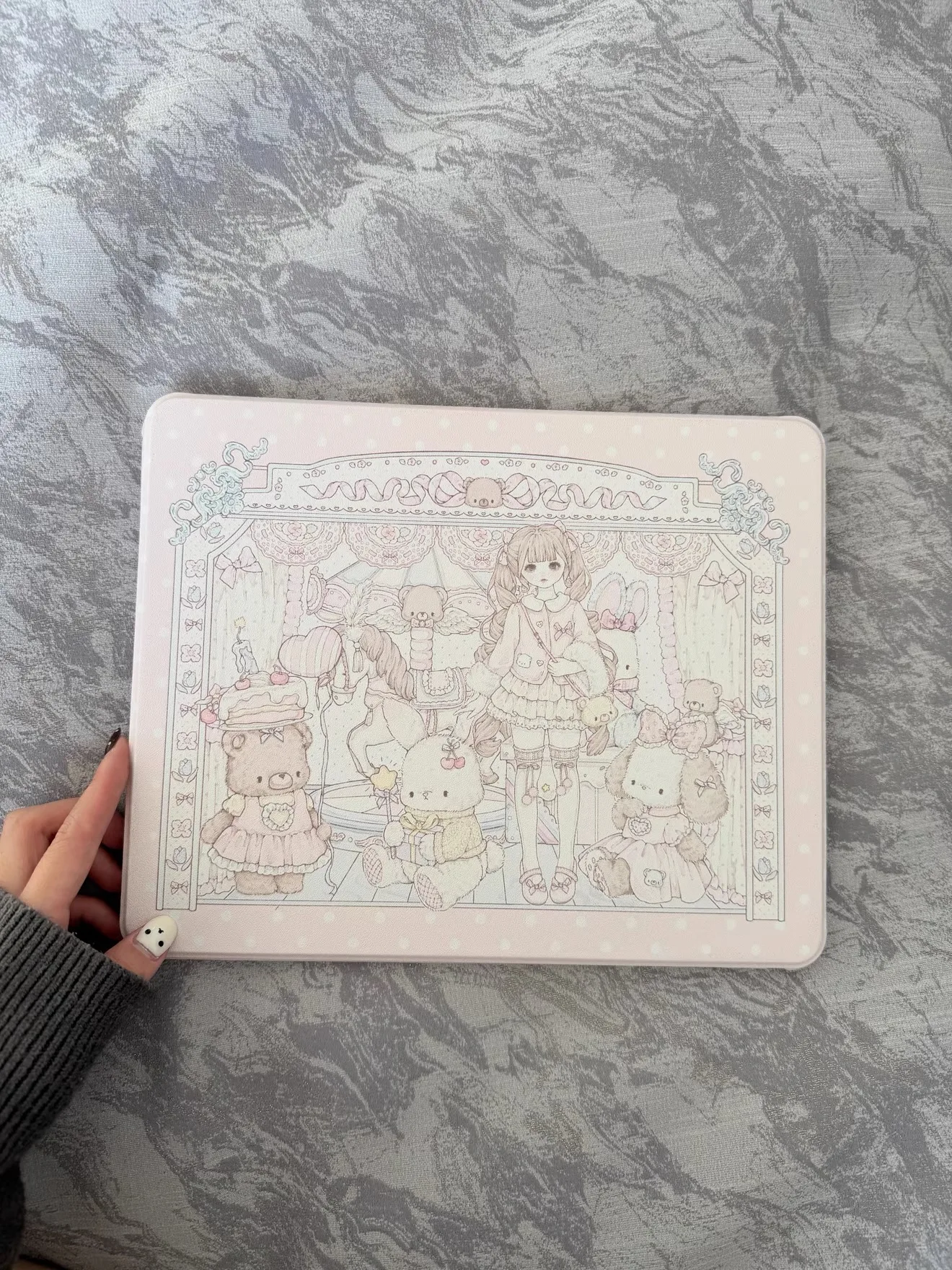 

Подходит для iPad. Симпатичный защитный чехол для планшета с вращением на 360 градусов и отсеком для стилуса.