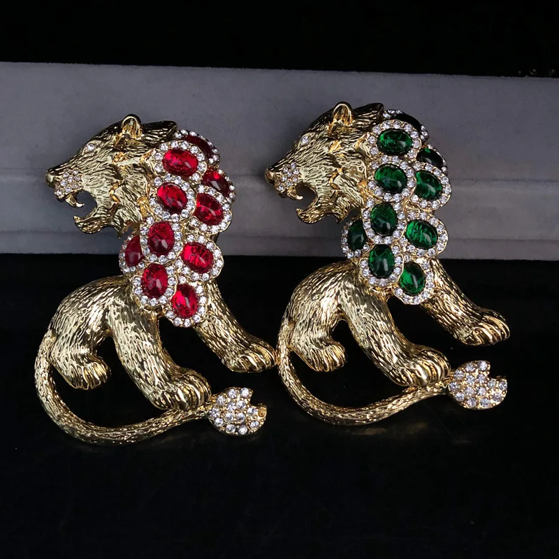 

Retro Reflow Do Old Gold Brooch Red Green Glass Green Pine Lapis Lazuli Gemstone Lion Pin Medieval